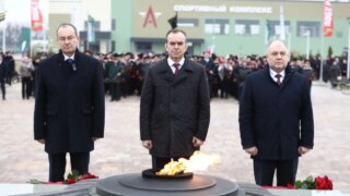 Вениамин Кондратьев возложил цветы к Вечному огню в центре «Патриот»