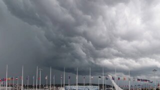 Циклон «Валли» остановил поезда в Абхазии и принес 4,5-метровые волны в Сочи