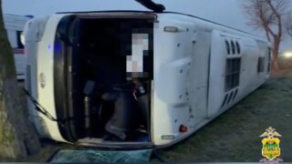 Под Анапой из-за сильного ветра перевернулся автобус с вахтовиками