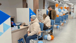 Более 63 тысяч жителей края в 2025 году трудоустроились через кадровый центр «Работа России»