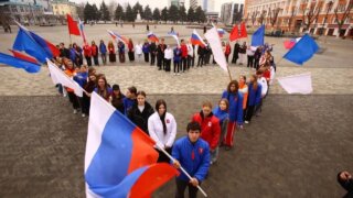 Молодогвардейцы приняли участие во флешмобе «Флаг единства» в годовщину воссоединения Крыма с Россией