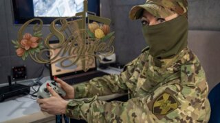 В Росгвардии показали девушку, которая управляет аэростатом во время футбольных матчей в Краснодаре