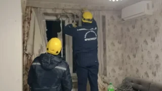 Спасатели помогают краснодарцам устранять последствия атаки БПЛА в ночь с 18 на 19 марта