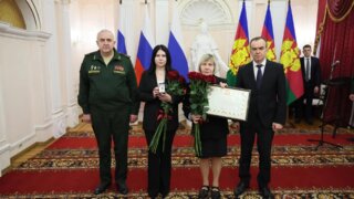 Владимир Кочетков и Вениамин Кондратьев передали медаль «Золотая Звезда» семье участника специальной военной операции Эмиля Зарипова