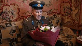 Вениамин Кондратьев поздравил со 102-летием ветерана Великой Отечественной войны из Армавира