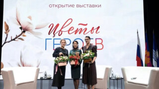 В Геленджике открыли фотовыставку, посвящённую вдовам погибших героев СВО