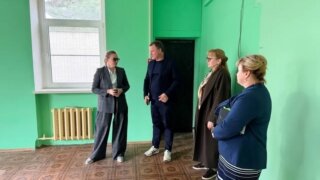 Депутат ЗСК Станислав Гринев и представители администрации Краснодара осмотрели кровлю детского сада