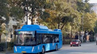 Автобус с надписью «Поехали!» начал курсировать по улицам Сочи