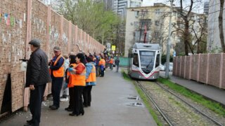 Работники «КТТУ» приводят в порядок остановки и прилегающие территории