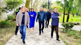 Депутат ЗСК Виктор Тепляков проверил Комсомольский сквер после реконструкции
