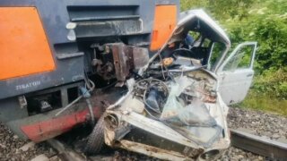 Поезд сбил «Ниву» на Кубани, водитель погиб