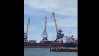Жизнь под угрозой: работники порта Темрюк требуют остановить опасные работы