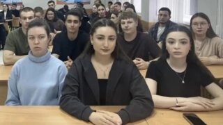 Сотрудник ОМОНа пригласил студентов Краснодарского кооперативного института пройти отбор в ряды спецподразделения