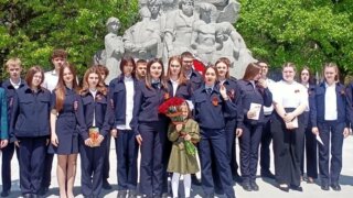 В Чистяковской роще студенты Краснодарского кооперативного института читали стихи в преддверии 9 мая