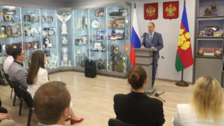 Юрий Бурлачко вручил кубанским журналистам награды ЗСК