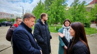 Депутат Лузинов осмотрел сквер Покрышкина перед Днем Победы