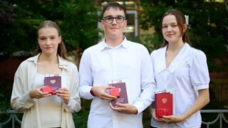 Губернатор Кубани поздравил тройняшек из Сочи с золотыми медалями