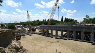 В Краснодаре завершают монтаж балок Фадеевского путепровода