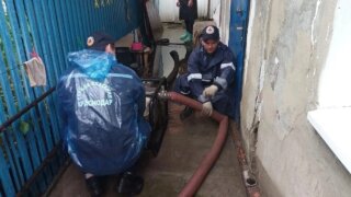 В Краснодаре откачивают воду на улицах после аномальных ливней