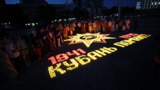 В Краснодаре зажгли «Огненные картины войны» из 7000 свечей