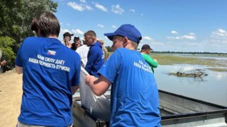 В Крымском районе молодогвардейцы помогли укрепить берег в поселке Троицком после прорыва дамбы