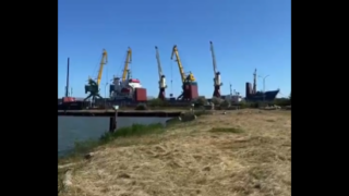 Очевидцы сняли на видео эксплуатацию запрещенных кранов в Темрюке