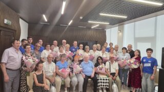 В Краснодаре активисты «Молодой Гвардии» поздравили многодетные семьи и пары-долгожители с Днём семьи, любви и верности
