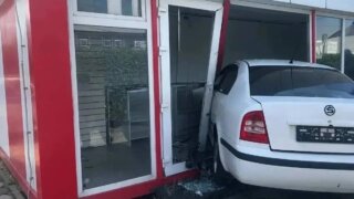 Тройное ДТП в Краснодаре: Skoda после удара врезалась в торговую точку