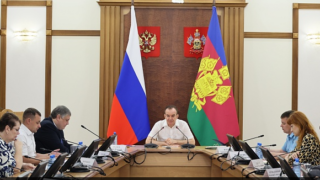 В Краснодаре локализовали пожар на территории складского комплекса