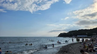 Роспотребнадзор: Вода Черного и Азовского морей безопасна для отдыха