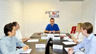 Виктор Тепляков обсудил с сочинскими молодогвардейцами итоги лета 2026 года
