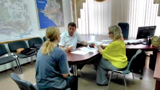 Депутат Лузинов обсудил помощь бойцам СВО с жительницей Белозерного