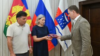 Глава Сочи Андрей Прошунин передал семье участника СВО государственную награду