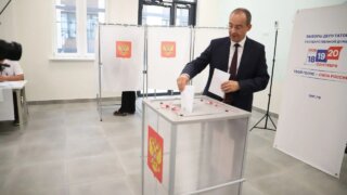 Глава кубанского парламента посетил избирательный участок в первый день голосования