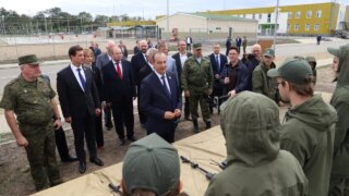 Депутаты ЗСК ознакомились с обучением старшеклассников в центре «Патриот»