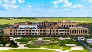 В новом микрорайоне станицы Елизаветинской построили школу на 1800 мест 