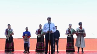 Юрий Бурлачко наградил победителей скачек в Краснодаре