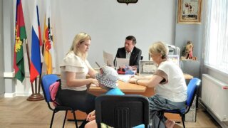 Консультации и содействие: депутат Лузинов помог жителям разобраться в земельных вопросах