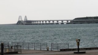 Перед Крымским мостом скопилось 550 машин