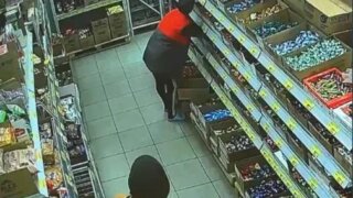 Не на тех нарвался: в Знаменском охранники скрутили дебошира прямо у прилавка магазина